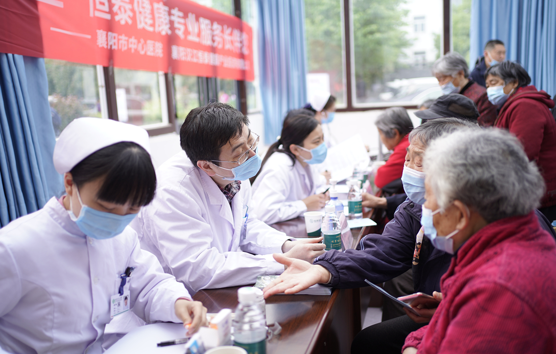 恒泰健康联合市中心医院开展健康义诊活动照片2.jpg