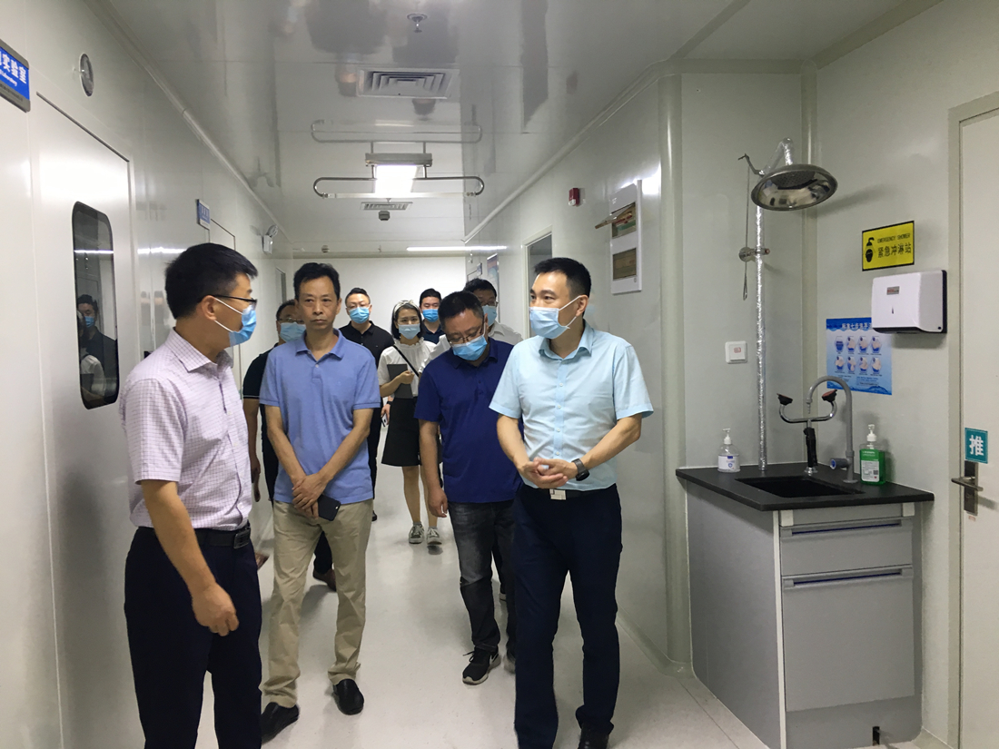 图1：视察医学检验实验室.jpg