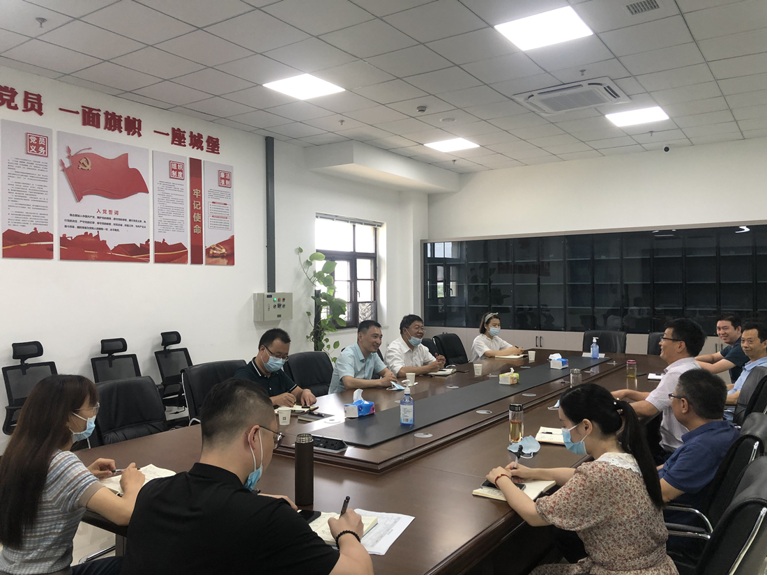 图2：召开座谈会.jpg