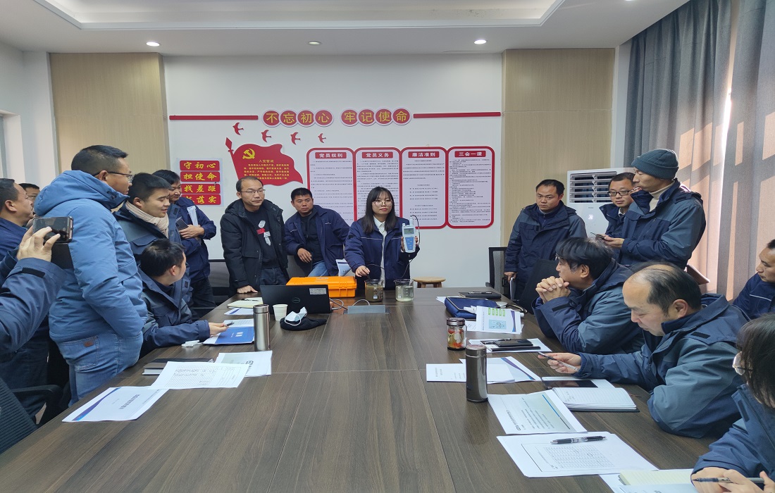 图4:2021年12月28日,益清环保组织开展设备维修现场专项实操培训,现场进行溶氧仪标定演示.jpg 图4:2021年12月28日,益清环保组织开展设备维修现场专项实操培训,现场进行溶氧仪标定演示.jpg